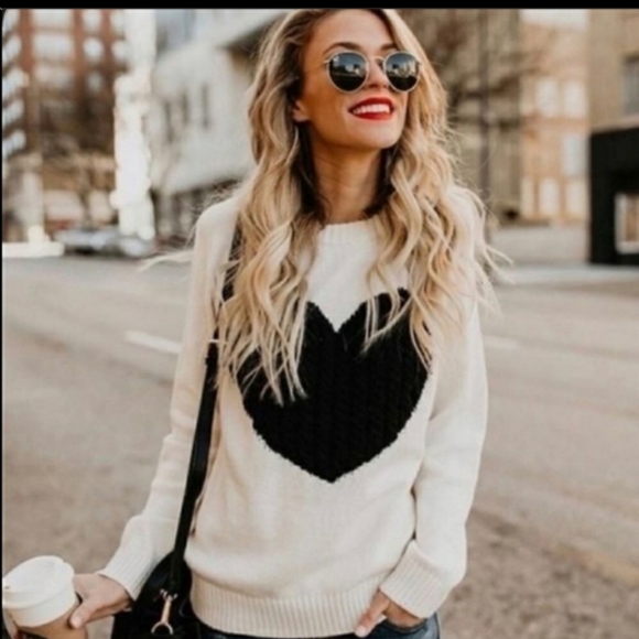 🤍🖤New boutique 🖤 heart sweater - Picture 3 of 10